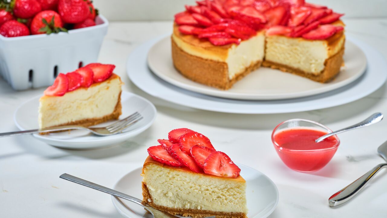 domino golden sugar cheesecake topped with strawberry sauce