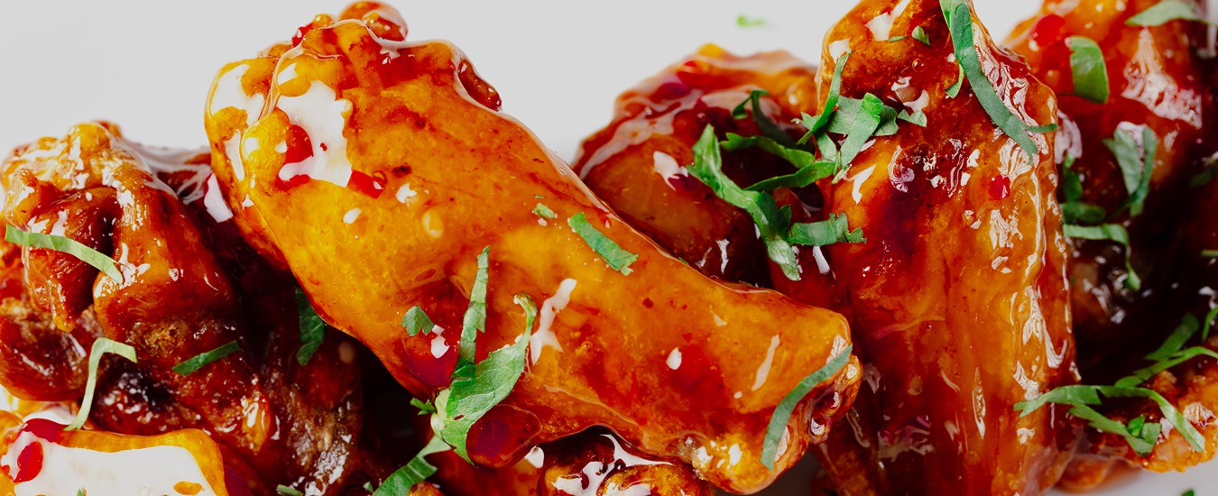 air fryer chicken wings and sweet chili sauce made with domino light brown sugar.