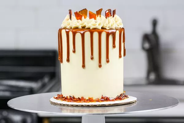 mini domino brown sugar cake with caramel drip