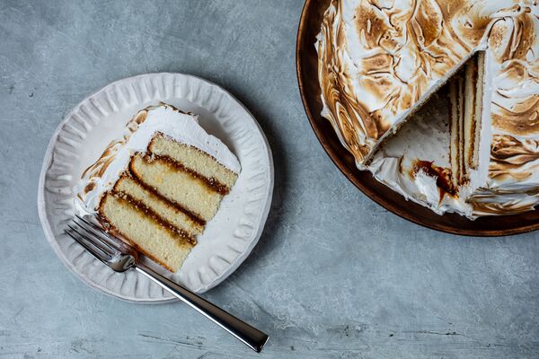 Meringue cake with caramel filling